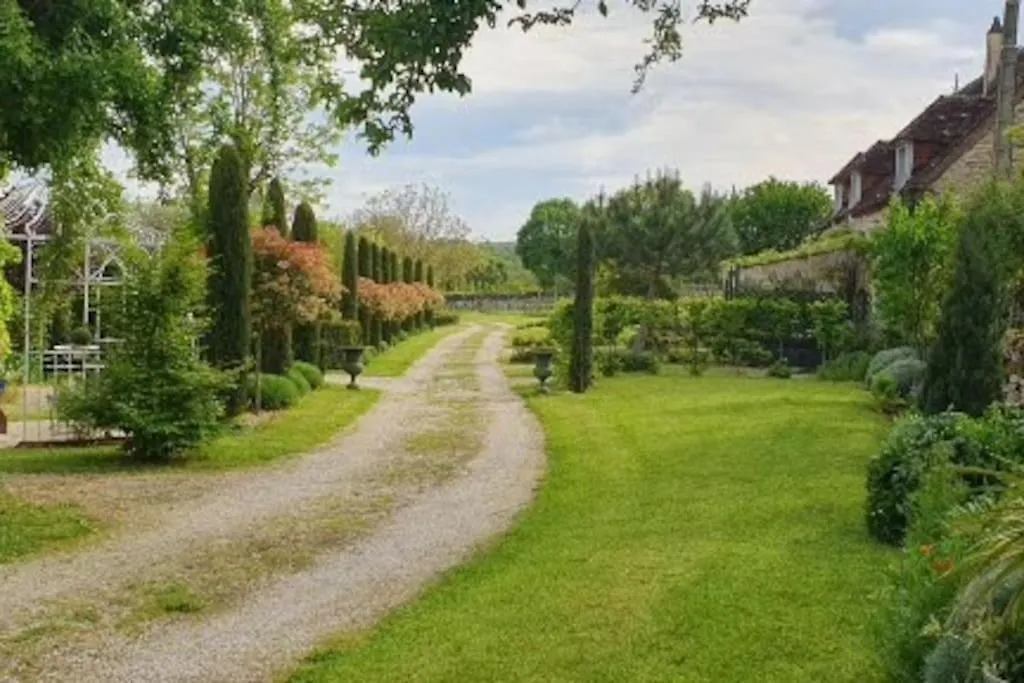 Gite A Montvalent, Proche Rocamadour, Adult Only Holiday home Montvalent